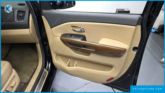 KIA CARNIVAL GASOLINE 9-SEATER HI-LIMOUSINE