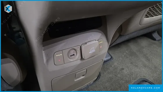 KIA CARNIVAL GASOLINE 9-SEATER HI-LIMOUSINE