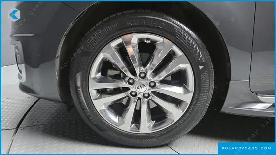 KIA CARNIVAL 9-SEATER NOBLESSE
