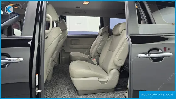 KIA CARNIVAL 9-SEATER LUXURY