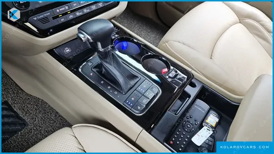 KIA CARNIVAL GASOLINE 7-SEATER HI-LIMOUSINE