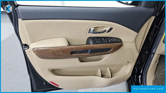 KIA CARNIVAL GASOLINE 7-SEATER HI-LIMOUSINE