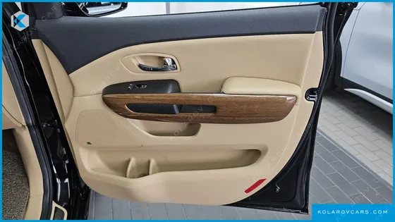 KIA CARNIVAL GASOLINE 7-SEATER HI-LIMOUSINE