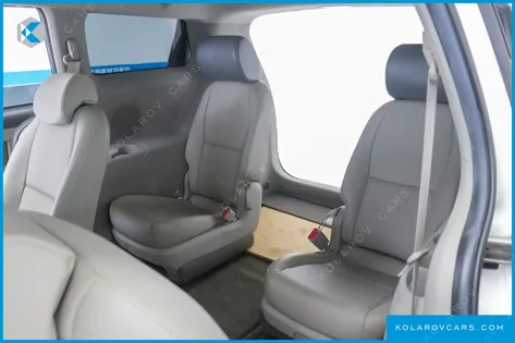 KIA CARNIVAL 11-SEATER LUXURY