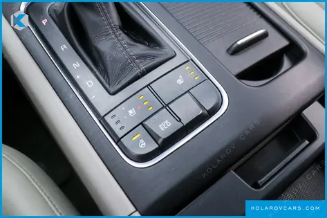 KIA CARNIVAL 11-SEATER LUXURY