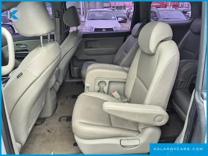 KIA CARNIVAL 11-SEATER LUXURY