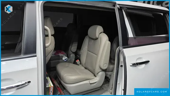 KIA CARNIVAL 9-SEATER LUXURY