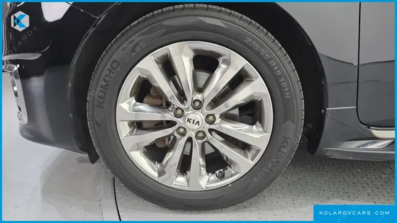KIA CARNIVAL GASOLINE 9-SEATER NOBLESSE