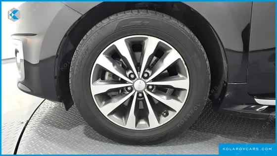 KIA CARNIVAL 9-SEATER LUXURY