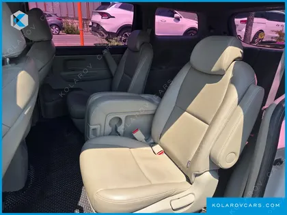 KIA CARNIVAL 11-SEATER DELUXE