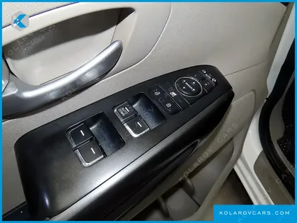 KIA CARNIVAL 6-SEATER WHEELCHAIR LIFT