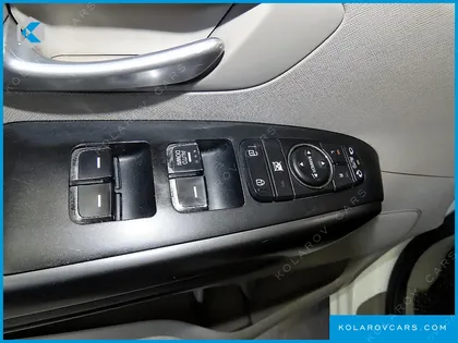 KIA CARNIVAL 6-SEATER WHEELCHAIR LIFT