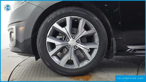KIA CARNIVAL 9-SEATER LUXURY