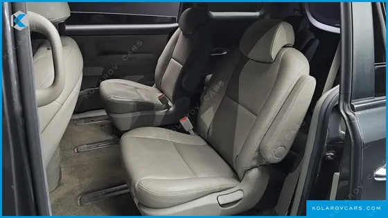 KIA CARNIVAL 9-SEATER LUXURY