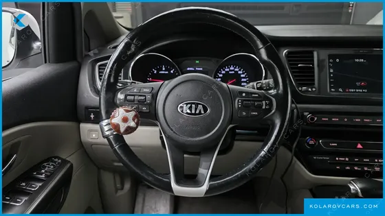 KIA CARNIVAL 9-SEATER LUXURY