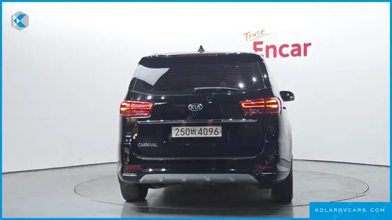 KIA CARNIVAL 9-SEATER LUXURY
