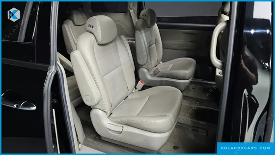 KIA CARNIVAL 9-SEATER LUXURY