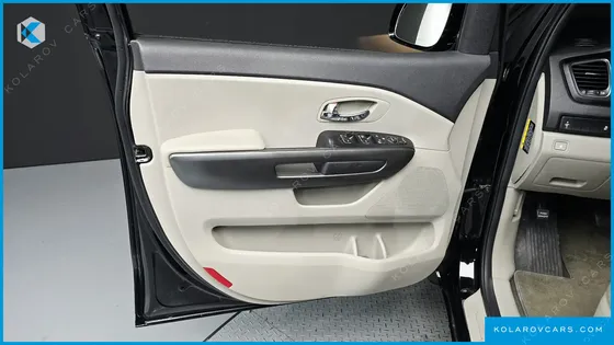 KIA CARNIVAL 9-SEATER LUXURY