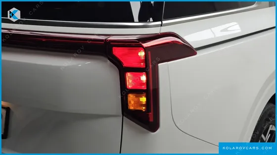 KIA CARNIVAL DIESEL 9-SEATER SIGNATURE