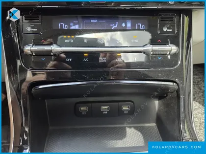 KIA CARNIVAL GASOLINE 9-SEATER SIGNATURE