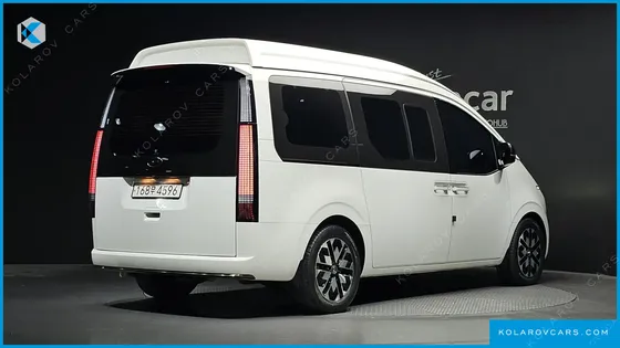 HYUNDAI STARIA LOUNGE 7-SEATER
