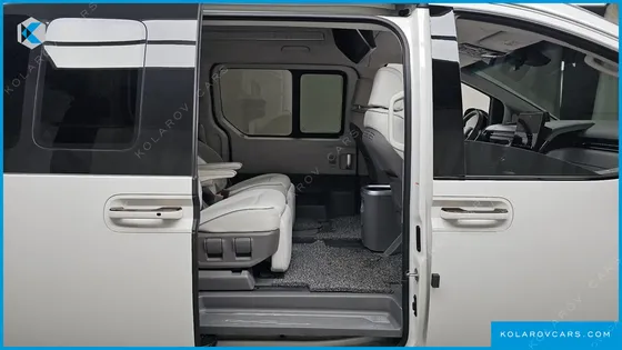 HYUNDAI STARIA LOUNGE 7-SEATER