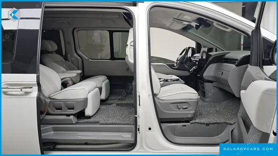 HYUNDAI STARIA LOUNGE 7-SEATER