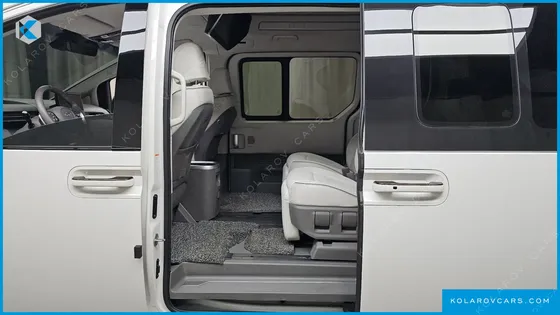 HYUNDAI STARIA LOUNGE 7-SEATER