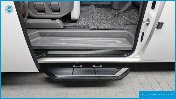 HYUNDAI STARIA LOUNGE 7-SEATER