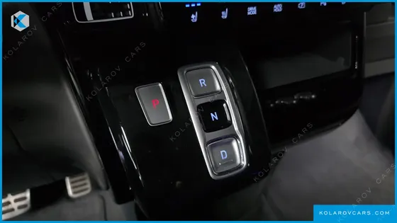 HYUNDAI STARIA 4WD LOUNGE 9-SEATER