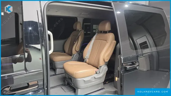 HYUNDAI STARIA 4WD LOUNGE 9-SEATER