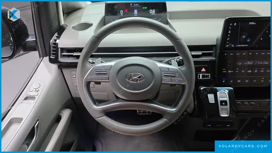 HYUNDAI STARIA 4WD LOUNGE 9-SEATER