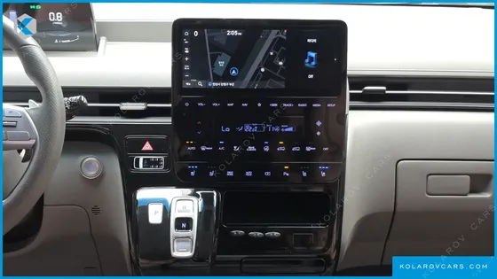HYUNDAI STARIA 4WD LOUNGE 9-SEATER