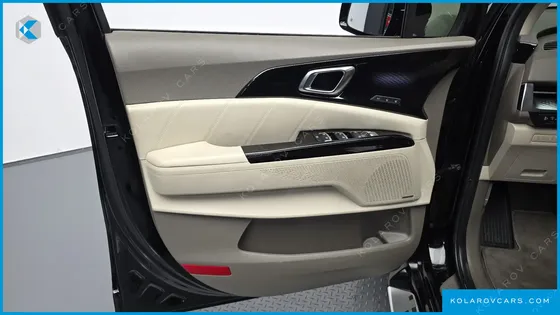 KIA CARNIVAL GASOLINE 7-SEATER HI-LIMOUSINE