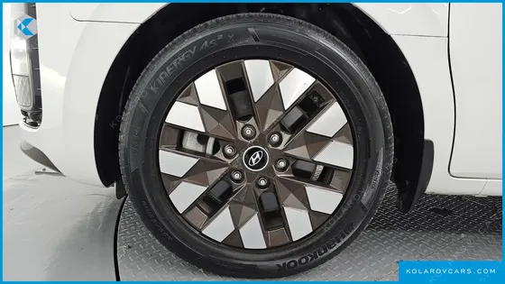 HYUNDAI STARIA 4WD LOUNGE 9-SEATER