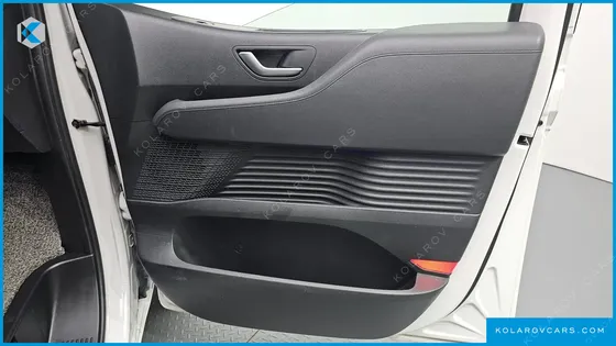 HYUNDAI STARIA 4WD LOUNGE 9-SEATER