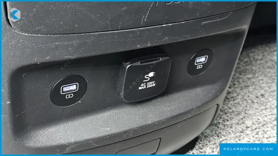 HYUNDAI STARIA 4WD LOUNGE 9-SEATER