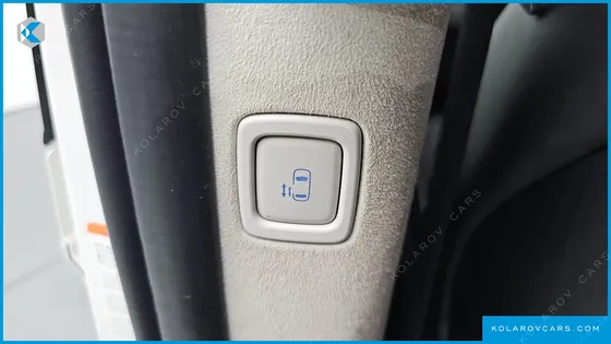 HYUNDAI STARIA 4WD LOUNGE 9-SEATER