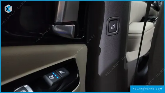 KIA CARNIVAL GASOLINE 7-SEATER HI-LIMOUSINE