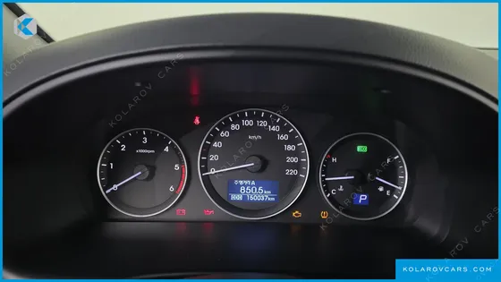 HYUNDAI STAREX 5-SEATER VAN