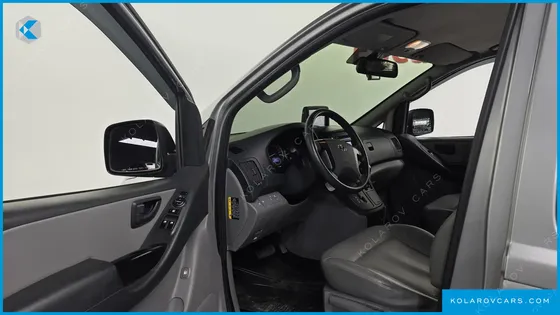 HYUNDAI STAREX 5-SEATER VAN