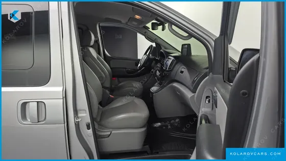 HYUNDAI STAREX 5-SEATER VAN