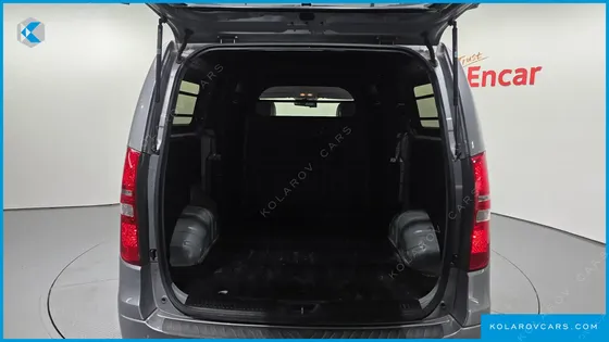 HYUNDAI STAREX 5-SEATER VAN