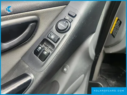 HYUNDAI STAREX 5-SEATER VAN