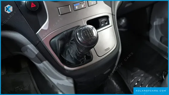 HYUNDAI STAREX 5-SEATER VAN