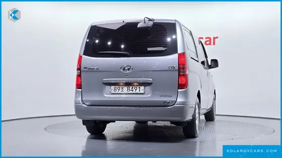 HYUNDAI STAREX 5-SEATER VAN