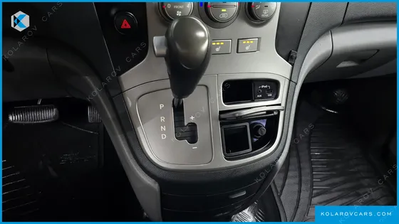 HYUNDAI STAREX 5-SEATER VAN