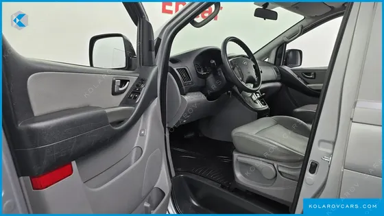 HYUNDAI STAREX 5-SEATER VAN