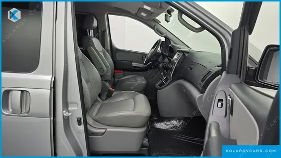 HYUNDAI STAREX 5-SEATER VAN