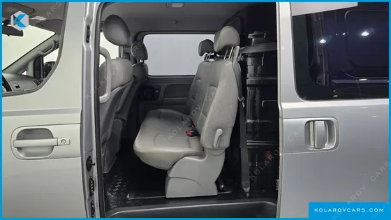 HYUNDAI STAREX 5-SEATER VAN
